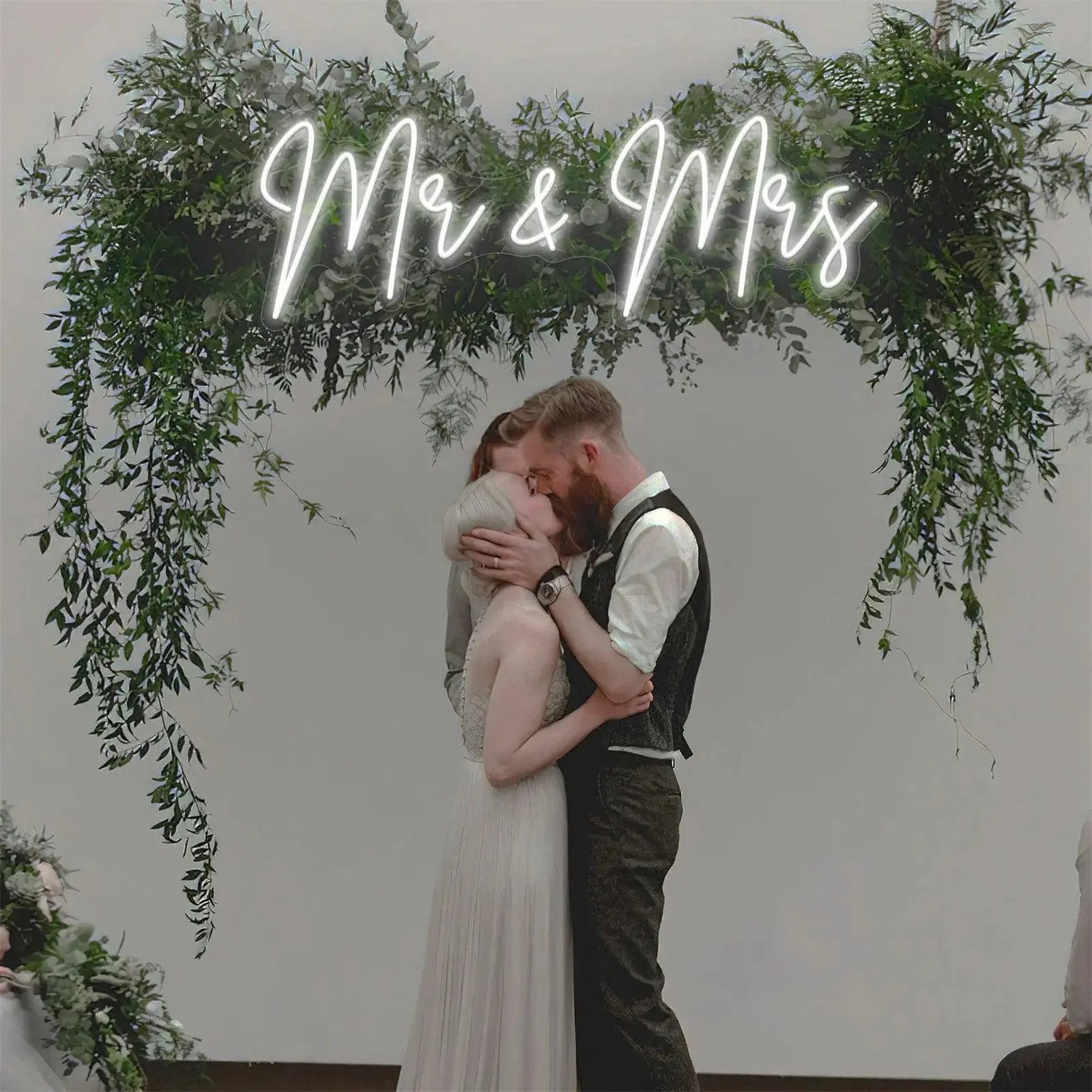 Neon LED Sign Mr & Mrs Custom Wedding Party Wall Neon Sign Light Room Bedroom Decor Hanging Neon Lamp Decoration Gifts Neon Lamp FYLZGO Signs